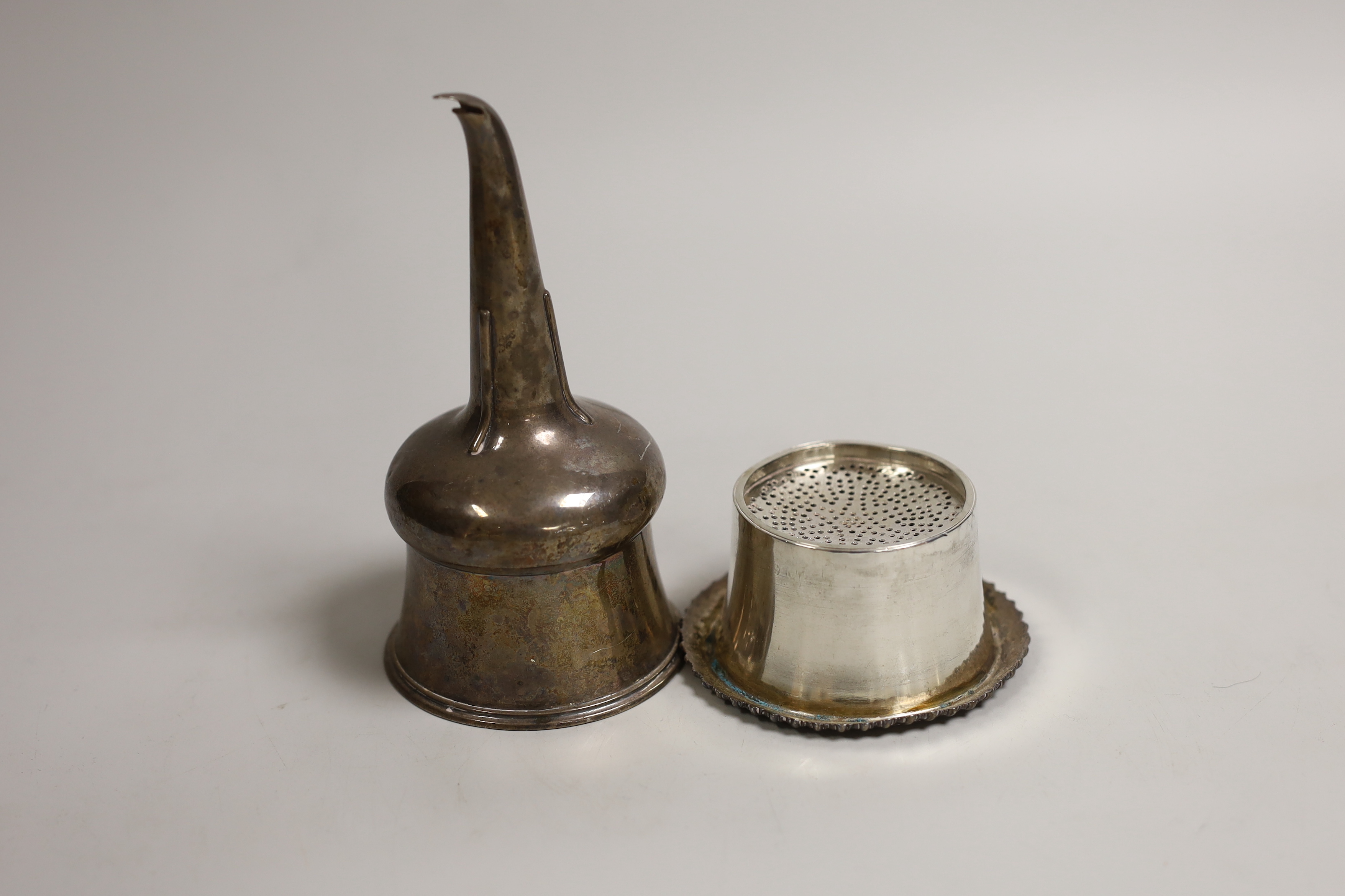 A George III silver wine funnel, with gadrooned border, marks rubbed, possibly Emes & Barnard, circa 1810, 14.1cm, 5.4oz.